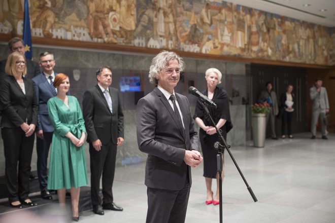 Robertu Golobu sirene gospodarskega liberalizma zdaj pojejo o tem, naj pusti gospodarstvo pri miru. FOTO: Jure Eržen/Delo
