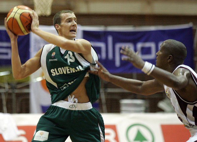 Goran Dragić med pripravljalno tekmo z Venezuelo v Mariboru leta 2006. FOTO: Blaž Samec/Delo
