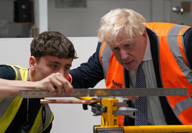 Britanski premier Boris Johnson za gospodarske težave krivi predvsem vojno v Ukrajini, a analitiki poudarjajo, da so te večje tudi zaradi brexita. Foto: Peter Byrne/Afp
