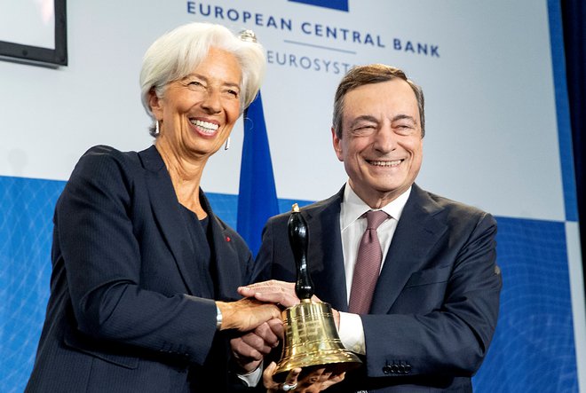 Oktobra 2019, ob primopredaji na čelu ECB med Mariom Draghijem in Christine Lagarde, se je zdelo, da prihaja čas za normalizacijo denarne politike, a je že čez nekaj mesecev udarila pandemija. Foto:Paolo Giandotti/ Via Reuters
