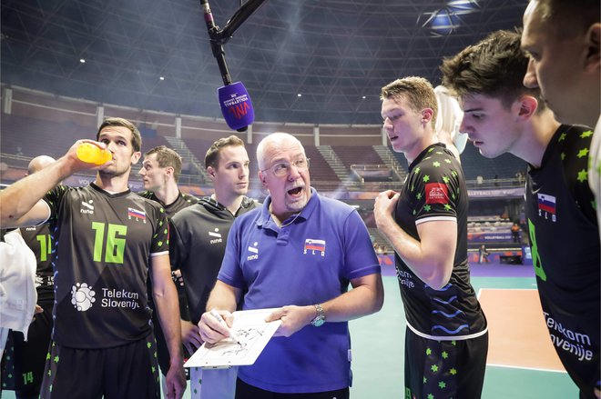 Selektor Mark Lebedew z igralci. FOTO: Volleyballworld
