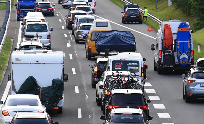 Čakalne dobe so na mejnih prehodih Gruškovje, Starod, Sečovlje, Jelšane in Dragonja. Za izstop iz države na njih osebna vozila čakajo do ene ure. FOTO: Tomi Lombar/Delo
