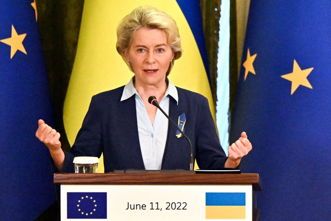 Ursula von der Leyen, ki je Kijev danes obiskala nepričakovano, je&nbsp;odziv na ukrajinsko željo po članstvu v EU obljubila že za naslednji teden. FOTO: Sergei Supinsky/AFP
