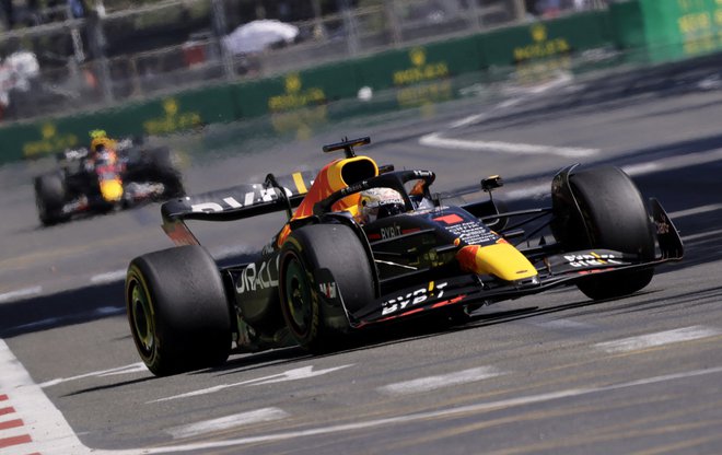 Red Bullova dirkača Max Verstappen in Sergio Perez sta&nbsp;slavila dvojno zmago v Bakuju. FOTO: Leonhard Foeger/Reuters
