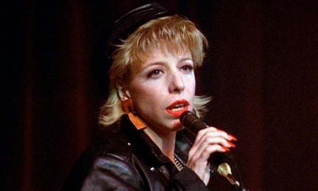 Julee Cruise ima v delovni biografiji zapisanih nekaj nastopov na Broadwayu, vendar je njeno sodelovanje z režiserjem Lynchem in skladateljem Badalamentijem bistveno pomembnejše. FOTO: Youtube
