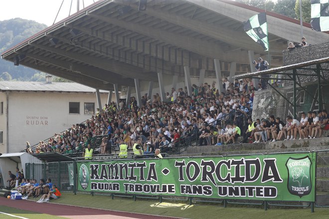 Visok jubilej je pritegnil na tribuno veliko nogometnih zanesenjakov. FOTO: Leon Vidic
