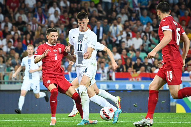 Slovensko-srbski nogometni dvoboj se je še šestič razpletel brez zmagovalca. Slovenski junak v Stožicah je bil najmlajši Benjamin Šeško. FOTO: Jure Makovec/AFP
