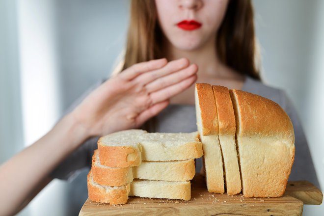 Ni nujno, da je bel kruh posebej kalorično bogat, vendar telo škrobnato hrano absorbira razmeroma hitro, kar lahko privede do nenadnega skoka krvnega sladkorja in inzulina.&nbsp;FOTO: Arhiv Polet/Shutterstock

