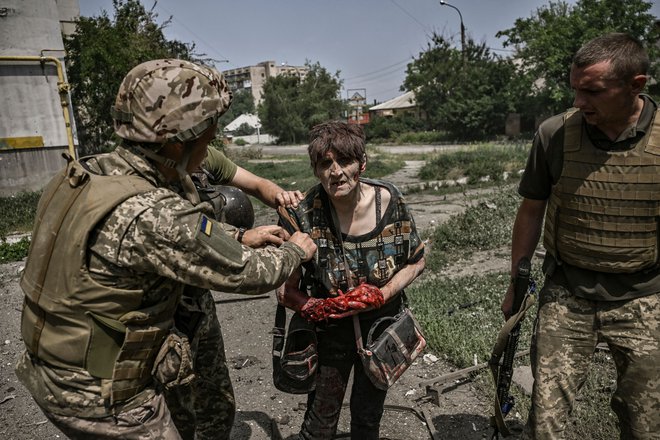 Ukrajinska vojska je bila potisnjena iz središča Severodonecka. Rusko topništvo je z obstreljevanjem središča mesta prisililo ukrajinske branilce v umik. Kljub temu Ukrajina še nadzoruje okoli tretjino mesta. Če pade Severodoneck, bodo ruske sile tako rekoč v celoti zasedle regijo Lugansk. Območje na vzhodu Ukrajine je v zadnjih tednih glavno bojišče v Ukrajini. Ruske sile si prizadevajo dokončno zasesti Severodoneck in sosednje mesto Lisičansk, s čimer bi si odprle pot do mesta Kramatorsk ter do vzpostavitve nadzora nad celotnim Donbasom. Foto: Aris Messinis/Afp
