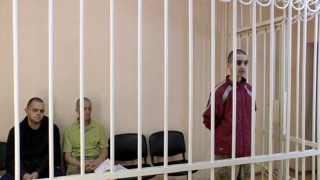 Mladega Maročana Brahima Saduna in Britanca Aidena Aslina in Shauna Pinnerja so na sodišču samorazglašene separatistične Doneške ljudske republike obsodili na smrt in za zdaj ne slišijo opozoril, da so delovali kot vojaki, ne plačanci. FOTO: Reuters
