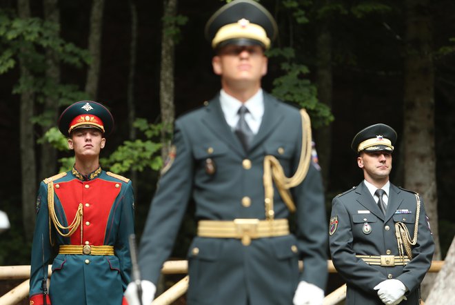 &raquo;Po vseh možnih kanalih, tudi znotraj EU, iščemo način, kako Rusijo spet spraviti za pogajalsko mizo. Končanje vojne po mirni in diplomatski poti je ključno,&laquo; pravi zunanja ministrica Tanja Fajon. FOTO:&nbsp;Jure Eržen/Delo
