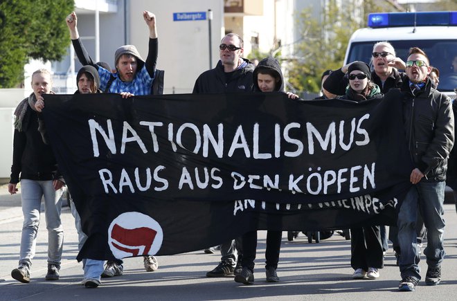 Demonstranti leta 2016 na protestu proti obisku Viktorja Orbana v Nemčiji. FOTO:&nbsp;Kai Pfaffenbach/Reuters
