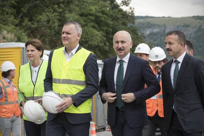 Turški minister za promet in infrastrukturo Adil Karaismailoğlu, levo od njega slovenski infrastrukturni minister Bojan Kumer. FOTO: Jure Eržen/Delo
