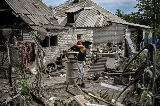 Mesto Lisičansk je v zadnjih dnevih ena od glavnih tarč ruskih napadov. FOTO: Aris Messinis/AFP
