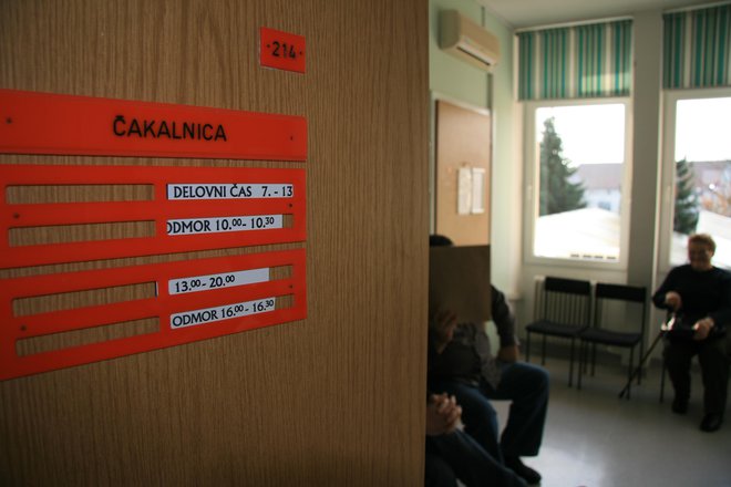 V večjih zdravstvenih domovih so se pred epidemijo vile dolge vrste čakajočih pred ambulantami družinskih zdravnikov, zdaj je nasprotno. FOTO: Janoš Zore
