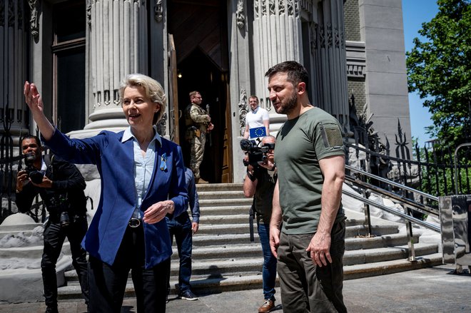 Predsednica evropske komisije Ursula von der Leyen je konec tedna, ko je drugič v kratkem času obiskala Kijev, odločitvi, ki je pred EU, pripisala zgodovinske razsežnosti. FOTO: piar ukrajinskega predsedstva/Reuters
