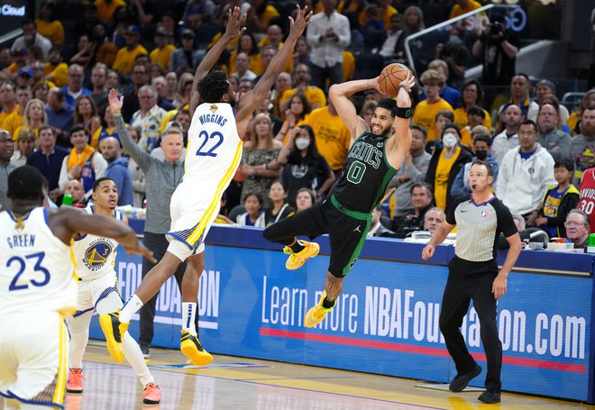 Najboljši Bostonov košarkar Jayson Tatum (desno) je bil premalo za uspeh gostov, pri domačih je najboljši igro uprizoril Andrew Wiggins. FOTO: Kyle Terada/Usa Today Sports
