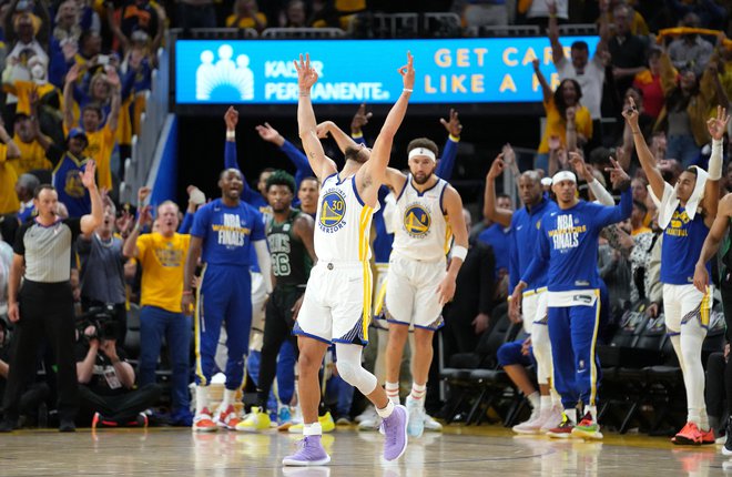 Košarkarji Golde State so le še zmago oddaljeni od naslova prvaka v ligi NBA, potem ko so Steph Curry in Klay Thompson (v sredini) in drugi v peti finalni tekmi premagali Boston. FOTO: Kyle Terada/Usa Today Sports
