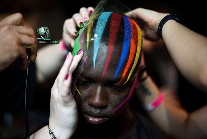 Manekenko ličijo v zakulisju pred začetkom modne revije &raquo;University of Westminster MA Menswear&laquo;, ki se je odvila v okviru londonskega tedna mode. Foto: Henry Nicholls/Reuters
