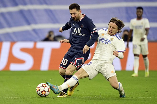 Luka Modrić (desno) meni, da je argentinska ekipa okrog Lionela Messija (levo) vse bolj enotna. FOTO: Javier Soriano/AFP
