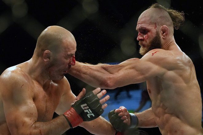 Jiri Prochazka (desno) je po hudem boju strl odpor Brazilca Gloverja Teixeiro. FOTO: Nicholas Yeo/AFP
