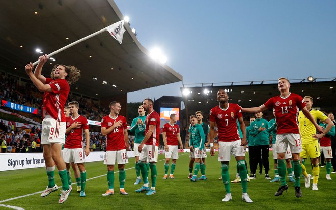 Adam Szalai je med proslavljanjem zmage zgrabil zastavico, ki označuje kot na štadionu premierligaša Wolverhampton Wanderers. FOTO: Adrian Dennis/AFP
