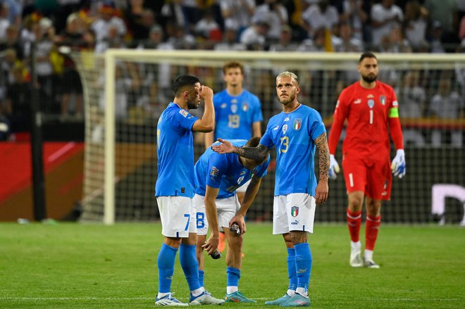 Gianluca Caprari, Nicolo Barella, Federico Dimarco&nbsp;(z leve) in vratar Gianluigi Donnarumma (v ozadju) po zadnjem sodnikovem žvižgu v Mönchengladbachu. FOTO:&nbsp;Ina Fassbender/AFP
