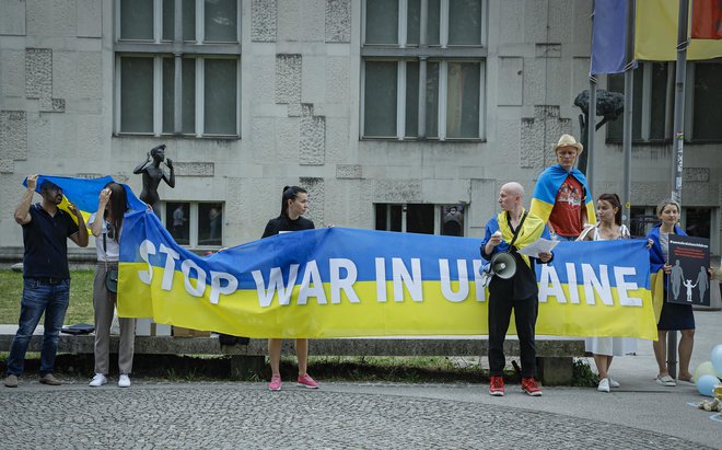 Vojna v Ukrajini je že globoko v četrtem mesecu, zato je samoumevno, da se vrstijo pozivi k razumnemu ravnanju vseh, ki bi lahko prispevali h koncu morije. Foto Jože Suhadolnik/Delo
