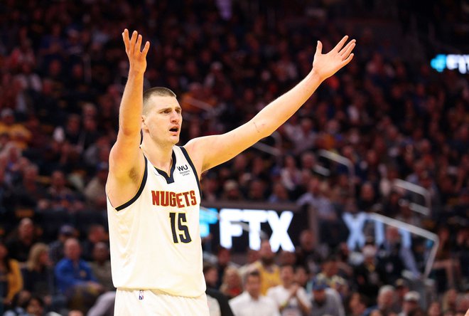 Nikolo Jokića, v ekipi&nbsp;Denver Nuggets soigralca slovenskega reprezentanta Vlatka Čančarja, so v ligi NBA v začetku maja še drugič zapored&nbsp;izbrali za najkoristnejšega igralca rednega dela sezone (MVP).&nbsp;FOTO: Ezra Shaw/AFP
