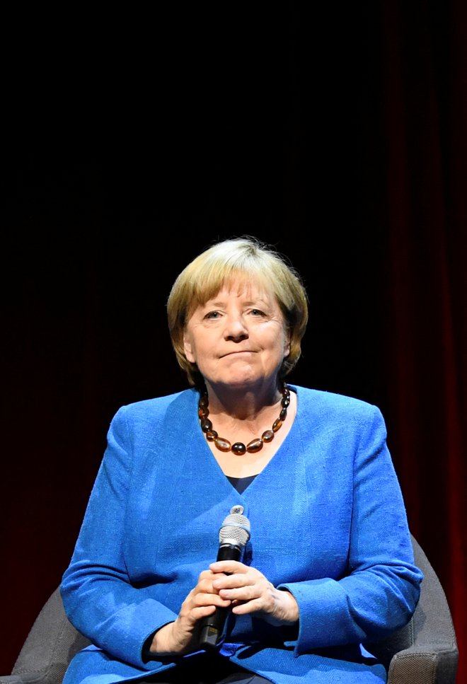 Nekdanja nemška kanclerka Angela Merkel je kršila ustavo, ko je leta 2020 komentirala volitve premierja v zvezni deželi Turingiji in to objavila na spletnih straneh urada kanclerke. FOTO: Annegret Hilse/REUTERS
