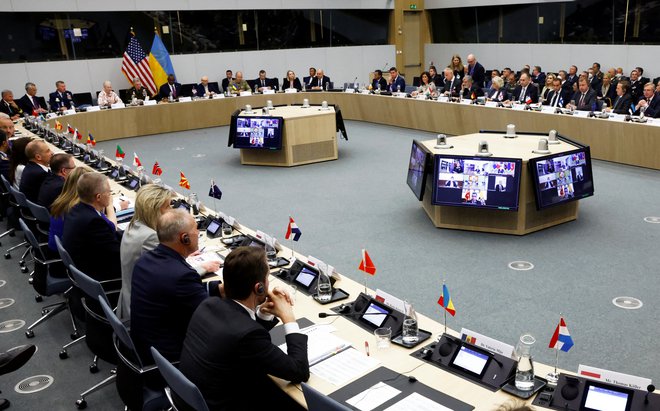 Pred začetkom zasedanja ministrov se je zbrala kontaktna skupina za podporo Ukrajini, ki deluje pod vodstvom ZDA in v kateri deluje širši krog držav, kot je Nato. FOTO: Yves Herman/Reuters
