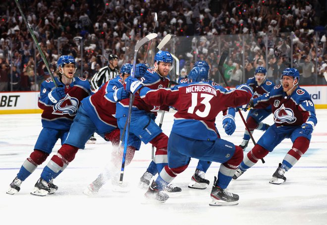 Andre Burakovsky in soigralci proslavljajo po odločilnem zadetku v domači dvorani Ball Arena. FOTO: Bruce Bennett/AFP
