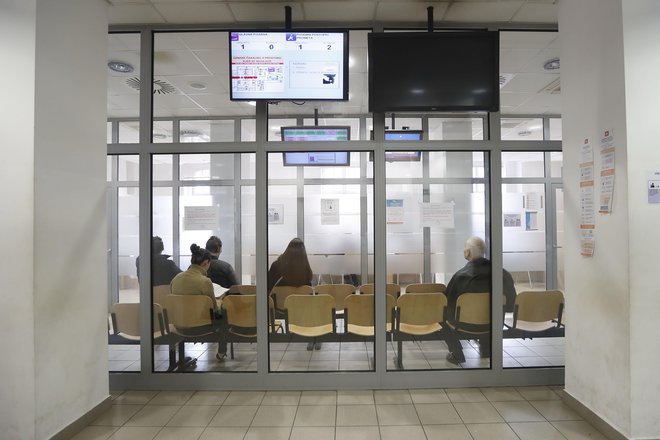 V stavbi na Tobačni bo po prenovi nameščenih dodatnih 21 okenc za stranke. FOTO:&nbsp;Leon Vidic/Delo
