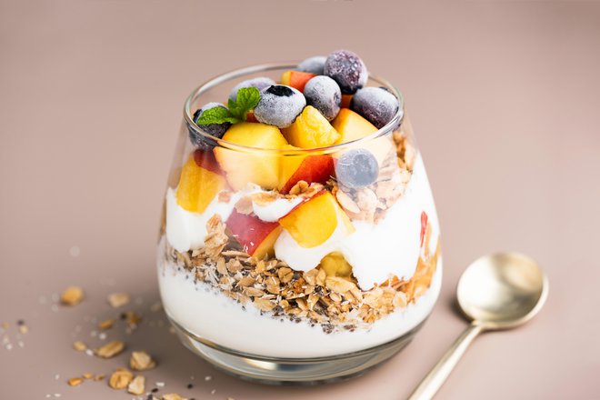 Vsak dan bi morali pojesti zajtrk, kosilo, večerjo ter&nbsp;dopoldansko in/ali popoldansko malico. FOTO: Shutterstock
