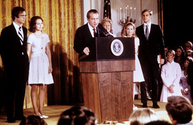 Po kongresni preiskavi je bil Nixon stisnjen v kot, dokazi, ki so ga bremenili, so zadoščali za obtožbo, impeachment. Preden bi bil obtožen, je avgusta 1974 odstopil. FOTO: AFP

