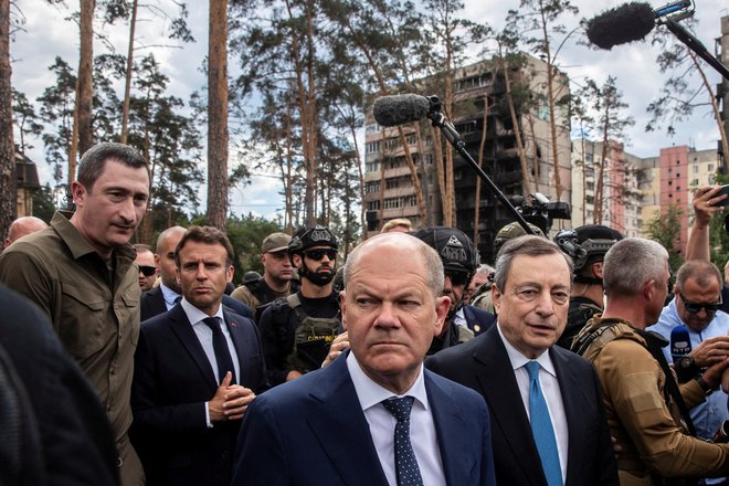 Francoski predsednik Emmanuel Macron, nemški kancler Olaf Scholz in italijanski premier Mario Draghi so si ogledali tudi porušeni Irpinj. FOTO: Viacheslav Ratynskyi/Reuters
