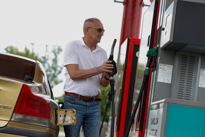 Naša vzhodna soseda se je regulacije cen pogonskih goriv edina lotila z razlikovanjem domačih potrošnikov od vseh drugih. FOTO: Bernadett Szabo
