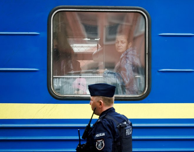 Ukrajino je od začetka vojne zapustilo okoli šest milijonov ljudi. Večina se jih je zatekla na Poljsko in v druge sosednje države. Foto: Darrin Zammit/Reuters
