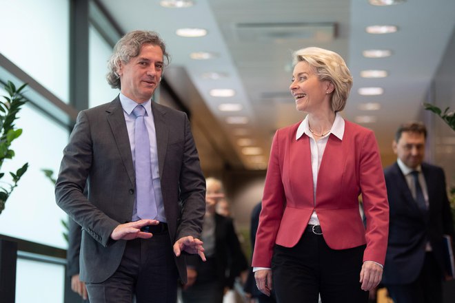 Gostiteljica srečanja, predsednica evropske komisije Ursula von der Leyen, je obisk slovenskega premiera v Bruslju komentirala na twitterju, kjer je zapisala, da imata z Robertom Golobom skupno strast &ndash; Evropo. FOTO: Christophe Licoppe/Kabinet predsednice evropske komisje
