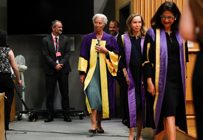 Christine Lagarde, predsednica ECB, je prejšnji teden prejela častni doktorat univerze London School of Economics, a ji ta naslov ne bo nič olajšal težkih odločitev v povezavi z denarno politiko.

FOTO: Peter Nicholls/Reuters
