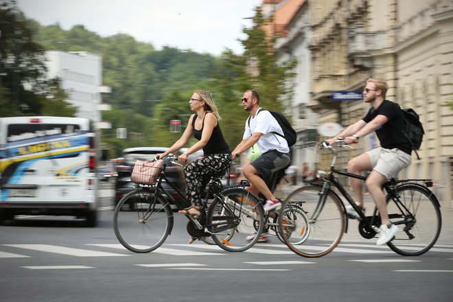 Kot pravi arhitekt in urbanist Jan Gehl, je 15&ndash;18 km/h primerna hitrost za kolesarjenje, saj ta omogoča našim čutom, da med vožnjo lahko tudi opazujemo okolico. FOTO: Jure Eržen/Delo
