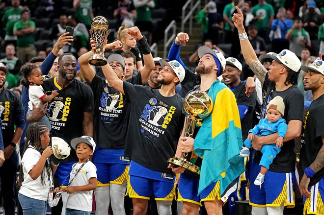 Stephen Curry (30) z nazivom najkoristnejšega igralca finala in drugi košarkarji Golden State Wariors so v Bostonu postavili piko na i sezone 2021/22, v kateri je blestel tudi slovenski zvezdnik Luka Dončić. FOTO: Kyle Terada/Usa Today Sports
