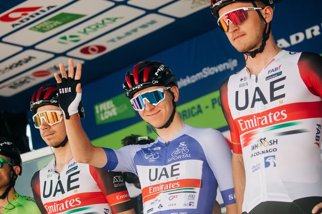 Tadej Pogačar (v sredini) dirko po Sloveniji nadaljuje le s štirimi pomočniki. FOTO: Vid Ponikvar/Sportida
