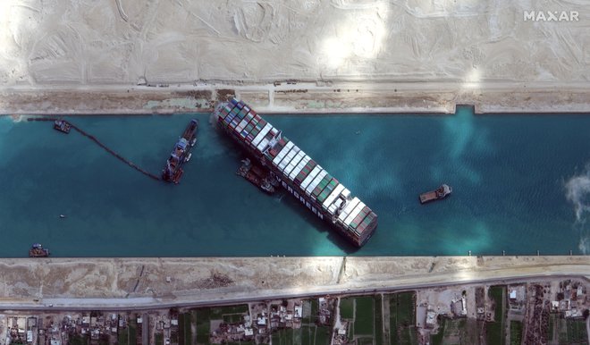 Satelitski posnetek zamašene transportne arterije v Sueškem prekopu marca letos. FOTO: Maxar Technologies/Reuters
