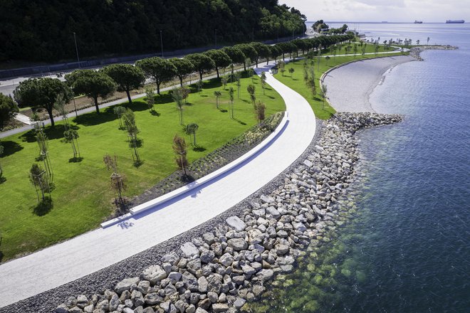 Novo koprsko plažo, ki je največja doslej, so kopalci lahko uporabljali že lani, a so jo morali čez leto zaradi posedanja terena utrditi in na novo ozeleniti. FOTO: Jaka Ivančič/Mok
