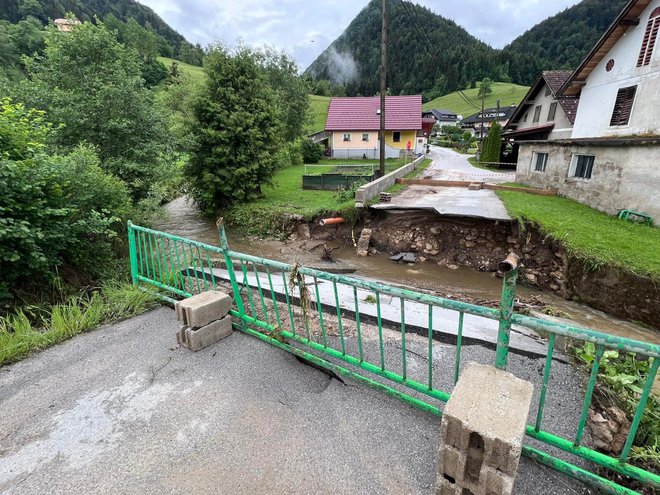 Podrt most na cesti Gornji Dolič-Kozjak v občini Mislinja. FOTO: Knmedia
