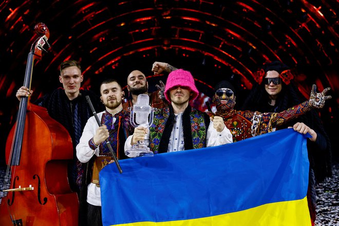 Na letošnjem izboru so tudi zaradi solidarnosti slavili Kalush Orchestra. FOTO: Yara Nardi/Reuters
