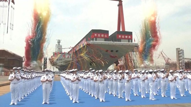 Splavitev letalonosilke Fujian v ladjedelnici v Šanghaju je danes spremljala obsežna proslava. FOTO: AFP
