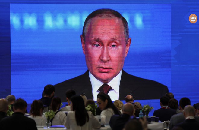 Ruski voditelj Vladimir Putin je nastop na mednarodnem gospodarskem forumu v Sankt Peterburgu izkoristil za dolgo kritiko Zahoda. FOTO: Anton Vaganov/Reuters
