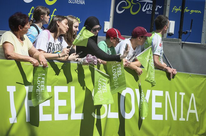 Včerajšnji prizori iz Celja, kjer se je končala tretja etapa. FOTO: Jože Suhadolnik/Delo
